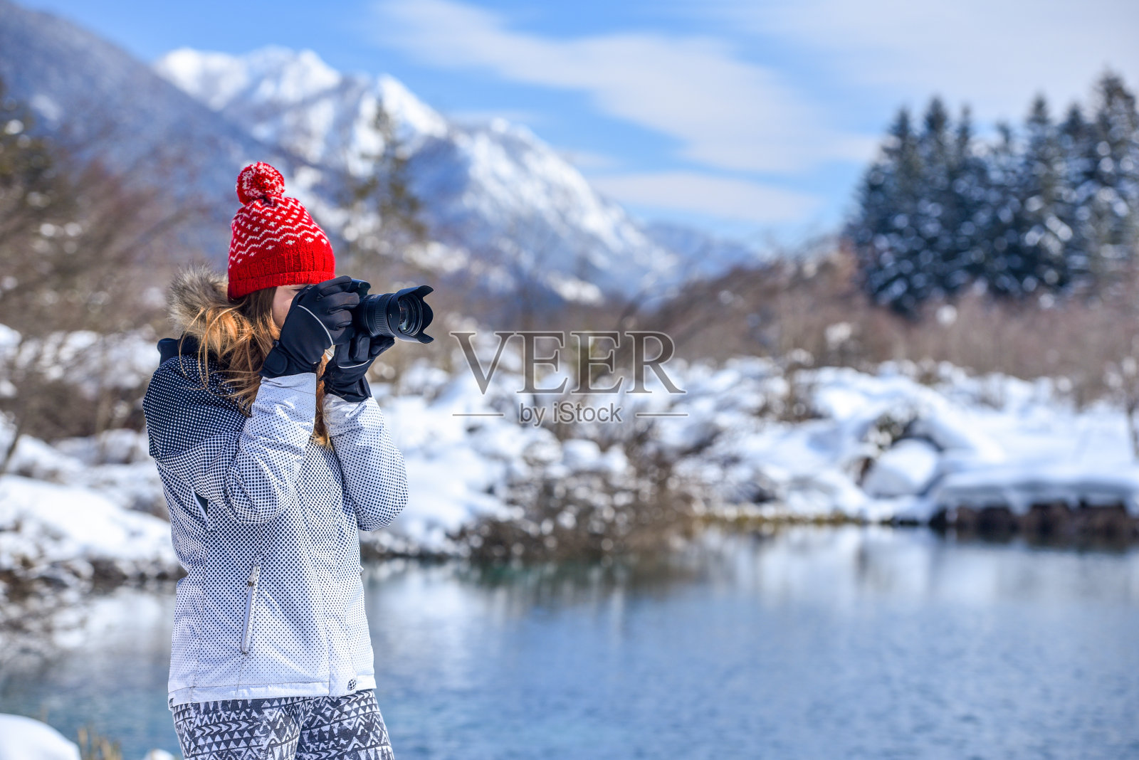 摄影师在春湖附近拍照照片摄影图片