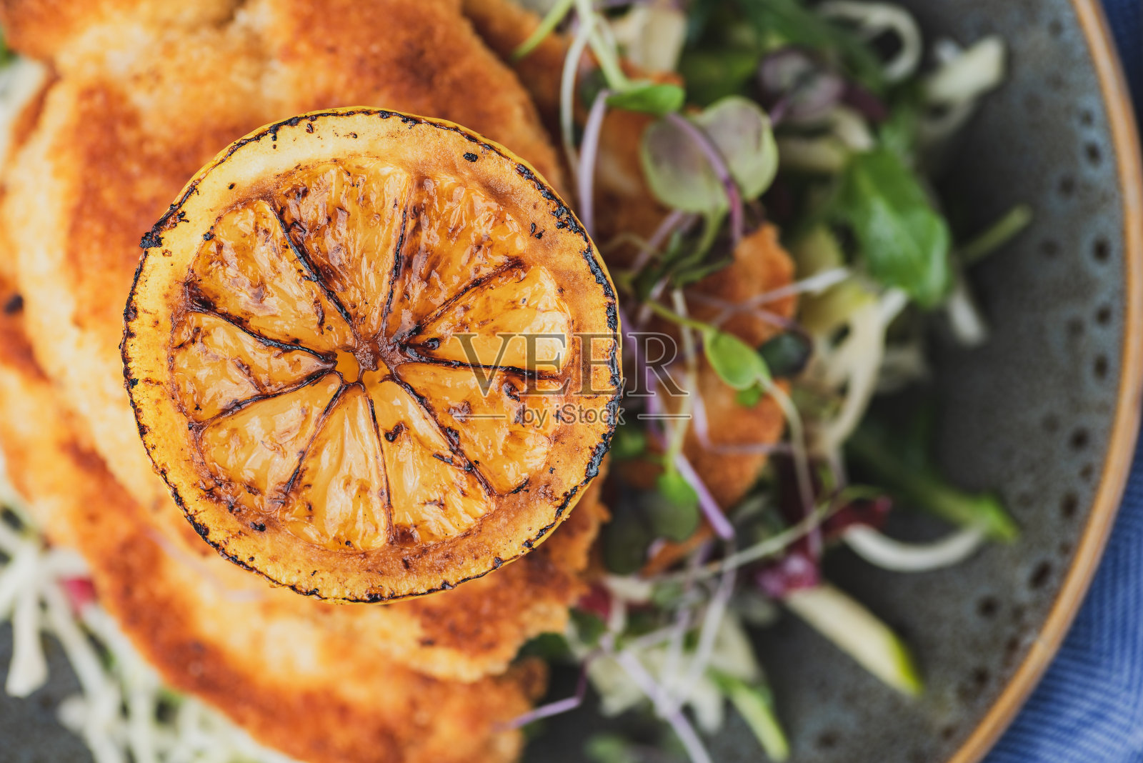 一份配沙拉的白盘子里的鸡肉炸肉排照片摄影图片