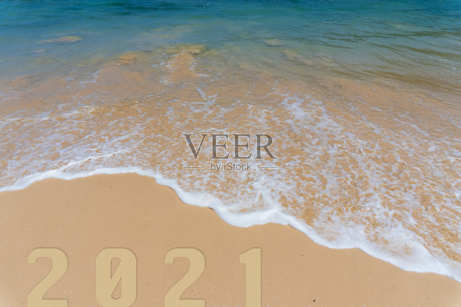 海滩上的小海浪把过去一年的假期都冲走了照片摄影图片