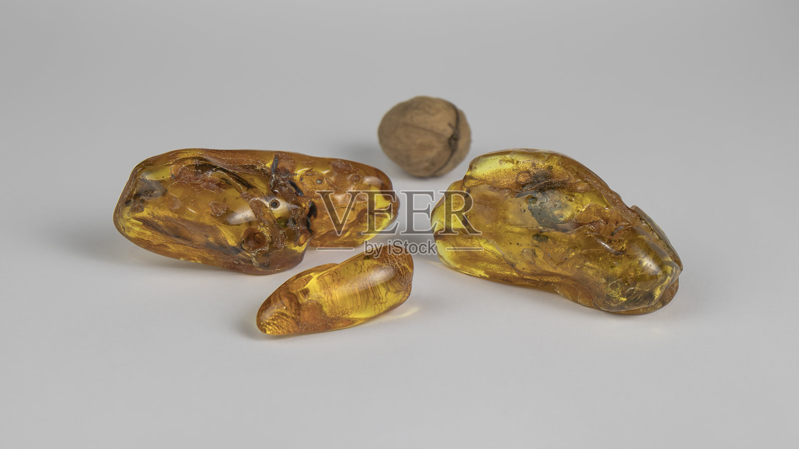 孤立的三件天然黄色波罗的海琥珀在白色的背景。照片摄影图片
