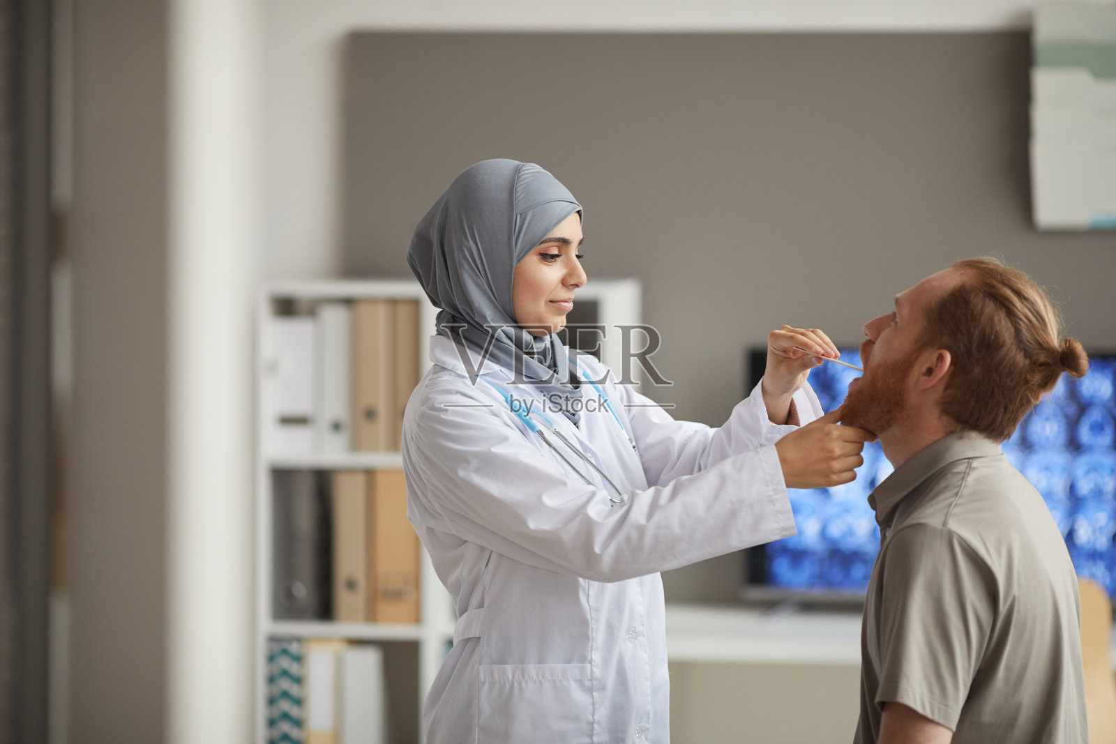 医生正在检查病人的喉咙照片摄影图片