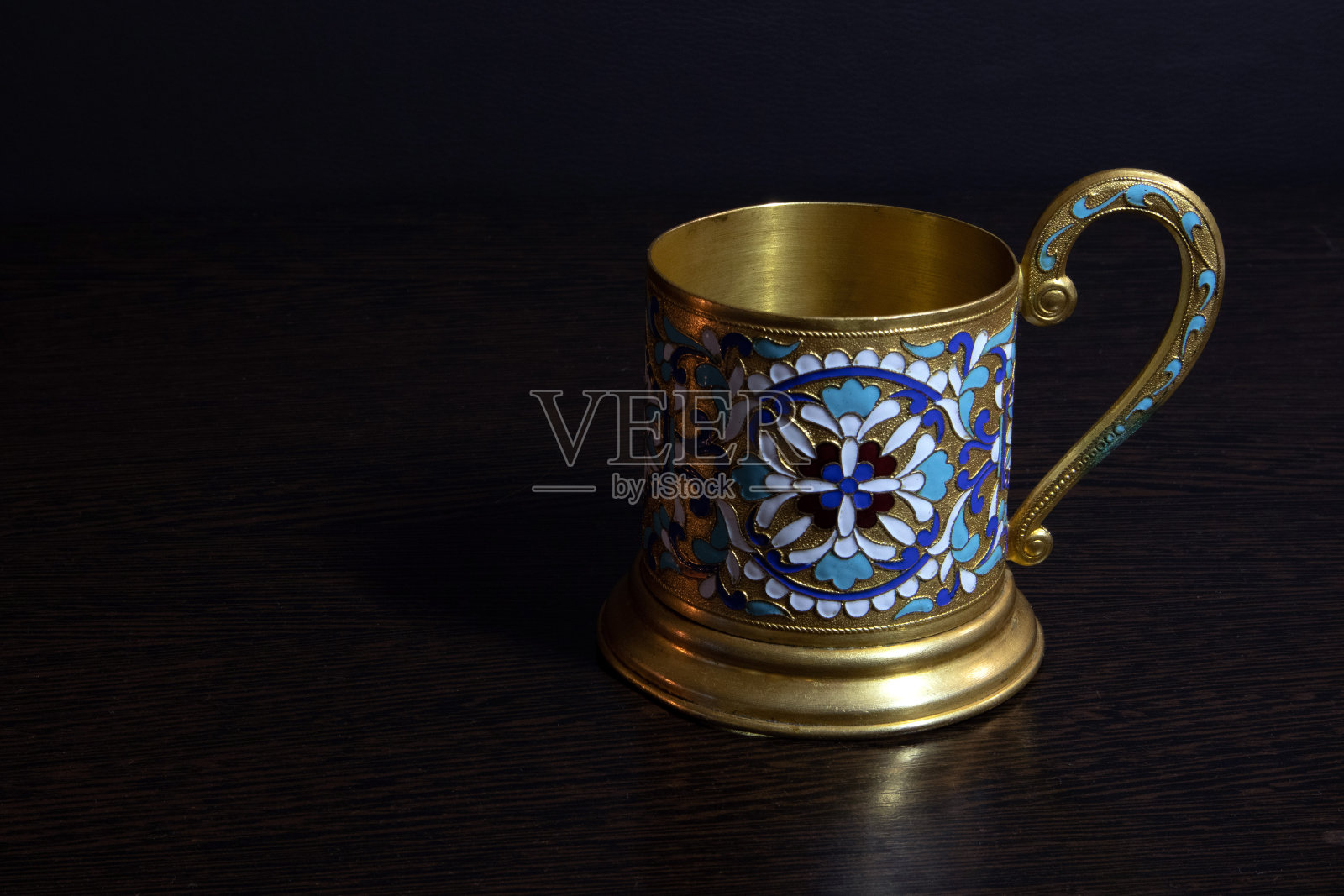 老式玻璃支架的黄铜与颜色搪瓷图案照片摄影图片