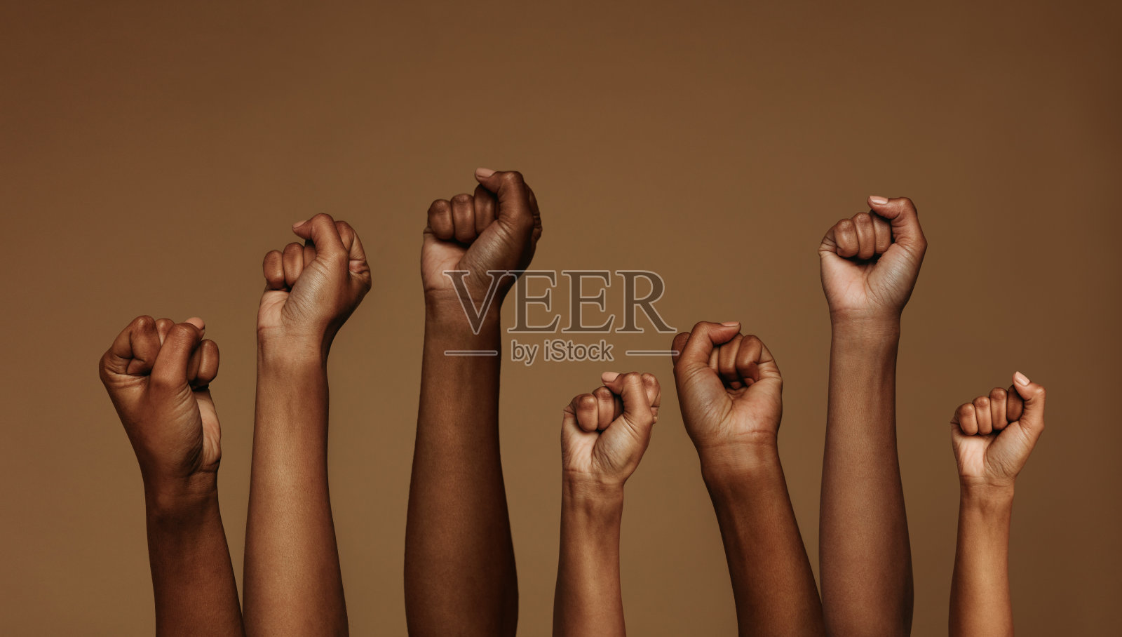 为平等举起拳头照片摄影图片