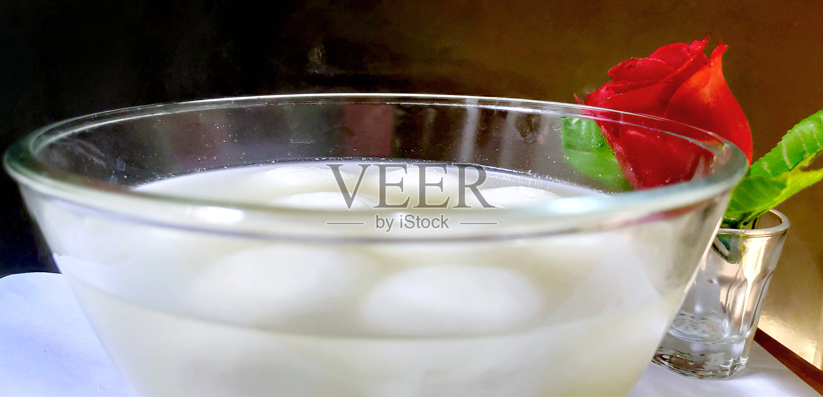 印度拉斯古拉或红玫瑰甜点/甜食在碗中。有选择性的重点照片摄影图片