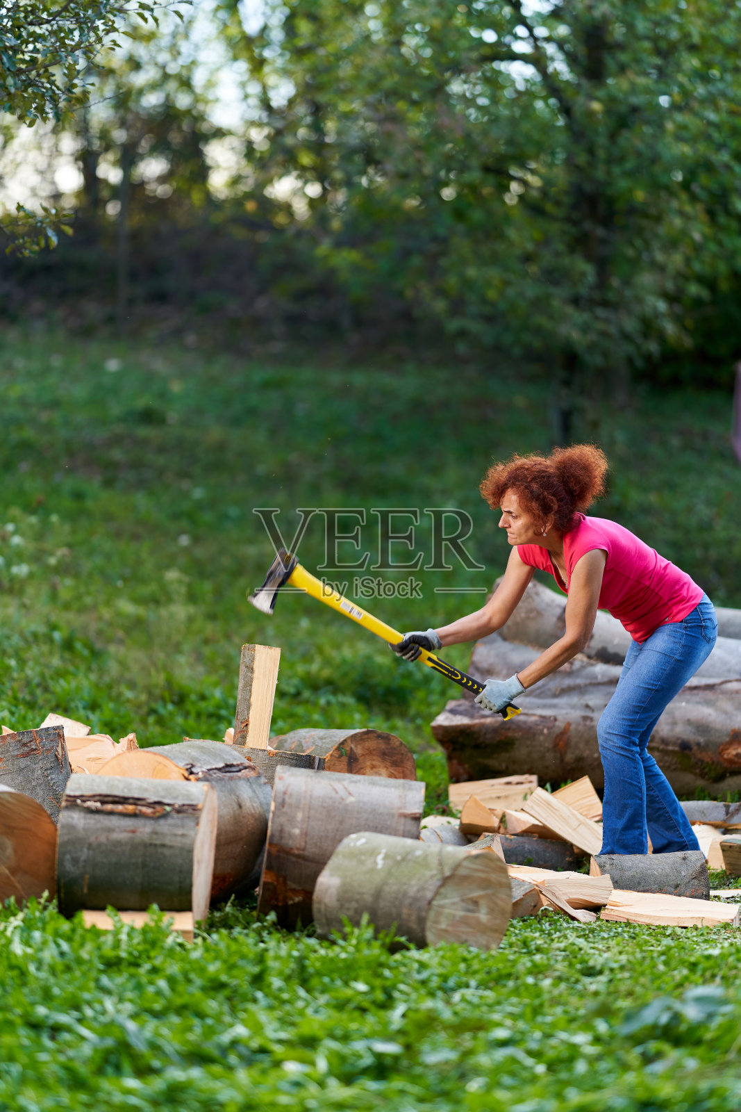 正在劈柴的农妇照片摄影图片