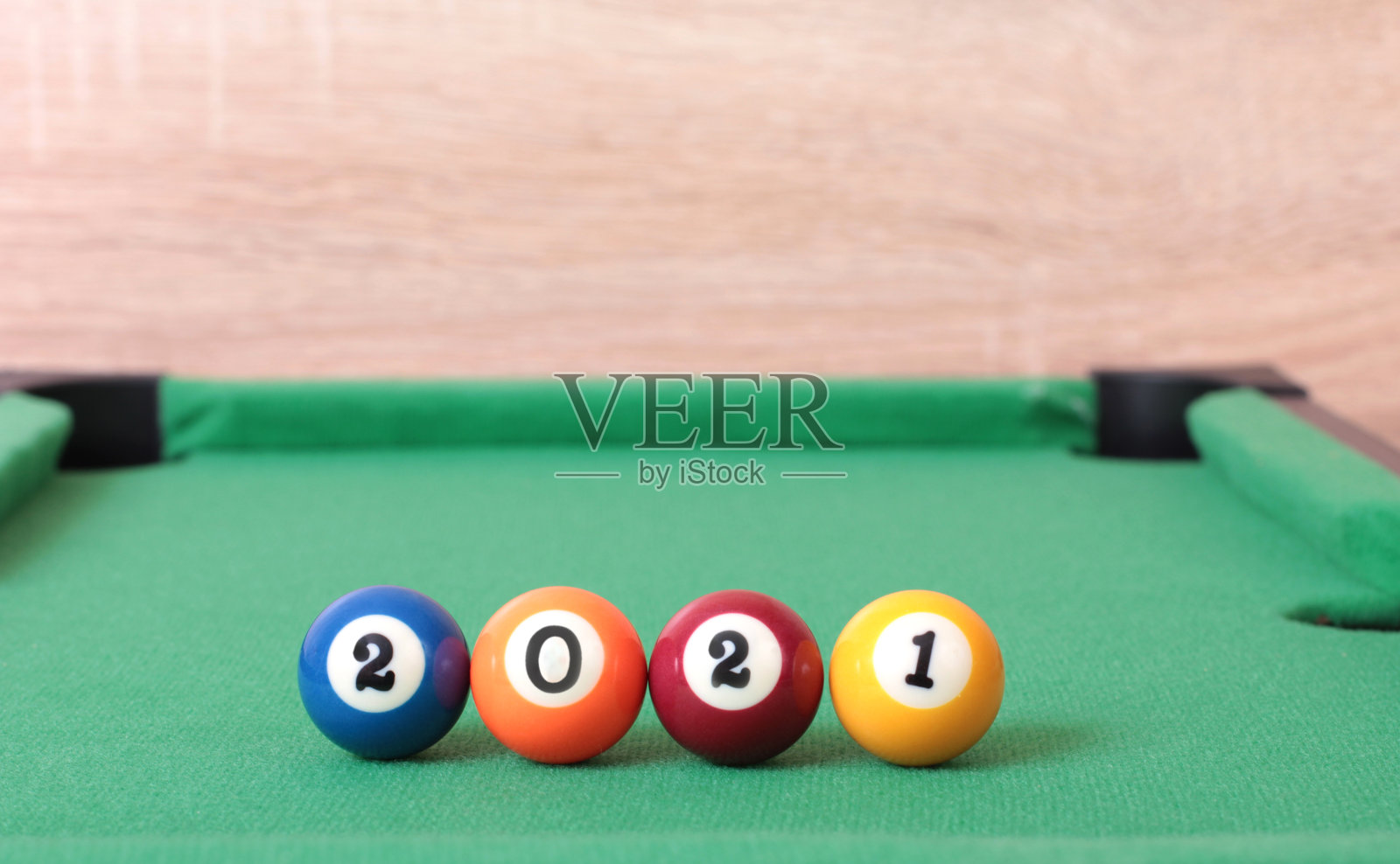 球在桌子上照片摄影图片