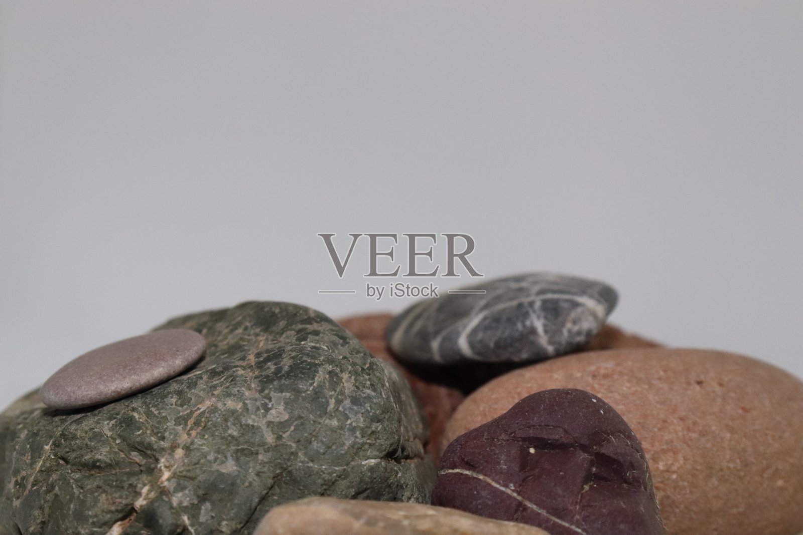 天然海石，多种多样，不同颜色的石头聚在一起照片摄影图片