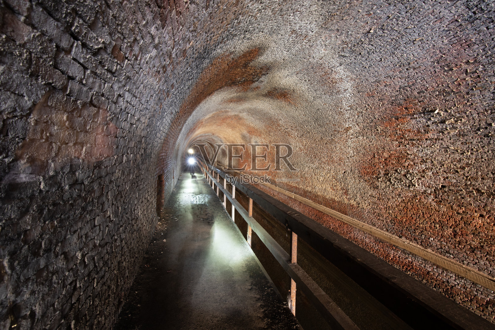 隧道尽头的光照片摄影图片