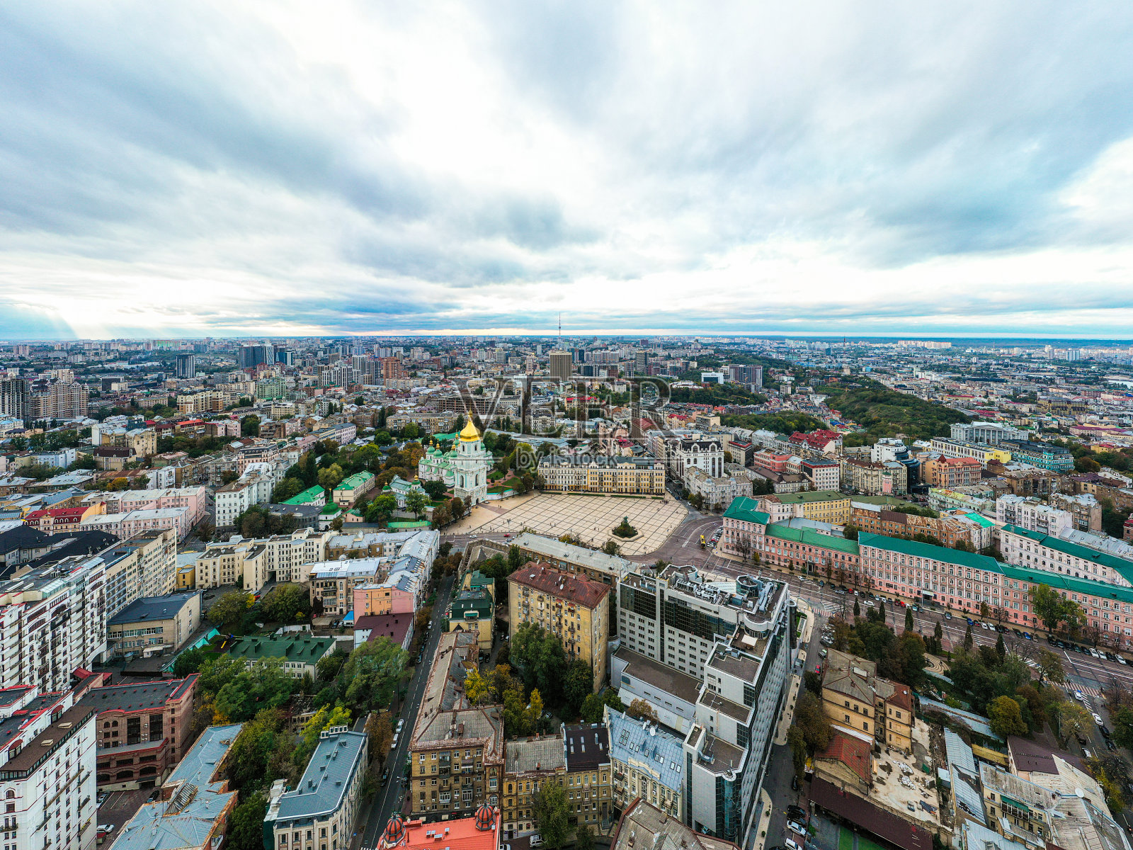 空中俯瞰圣索菲亚大教堂和基辅城市天际线，基辅城市景观，乌克兰的首都照片摄影图片
