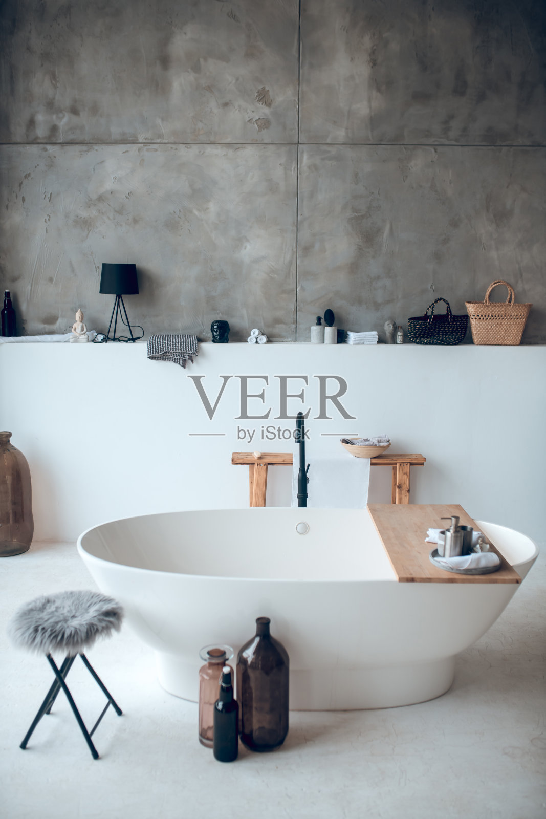 现代漂亮的浴室和一个大浴缸照片摄影图片