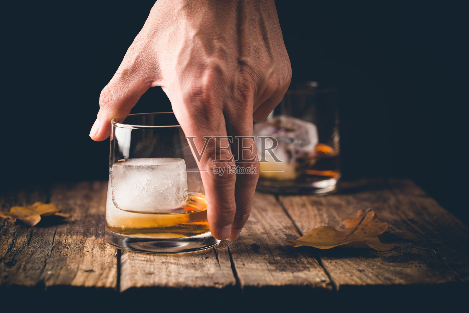 一杯苏格兰威士忌照片摄影图片