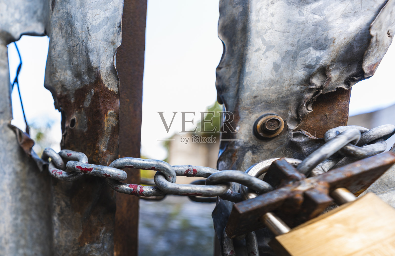 锁链通向自由，旧而切的铁门用锁链和挂锁照片摄影图片