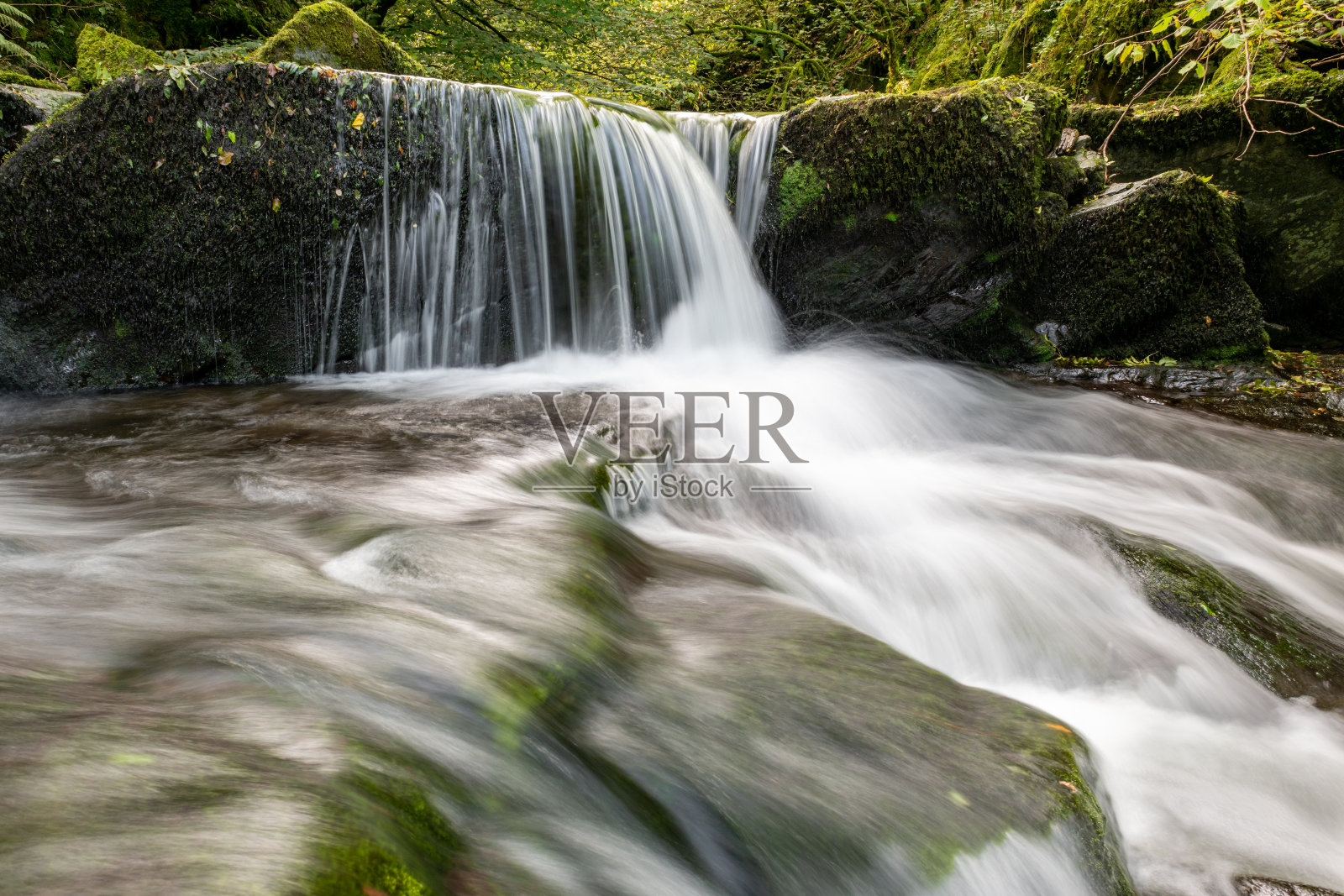 在Exnoor国家公园的水相遇照片摄影图片