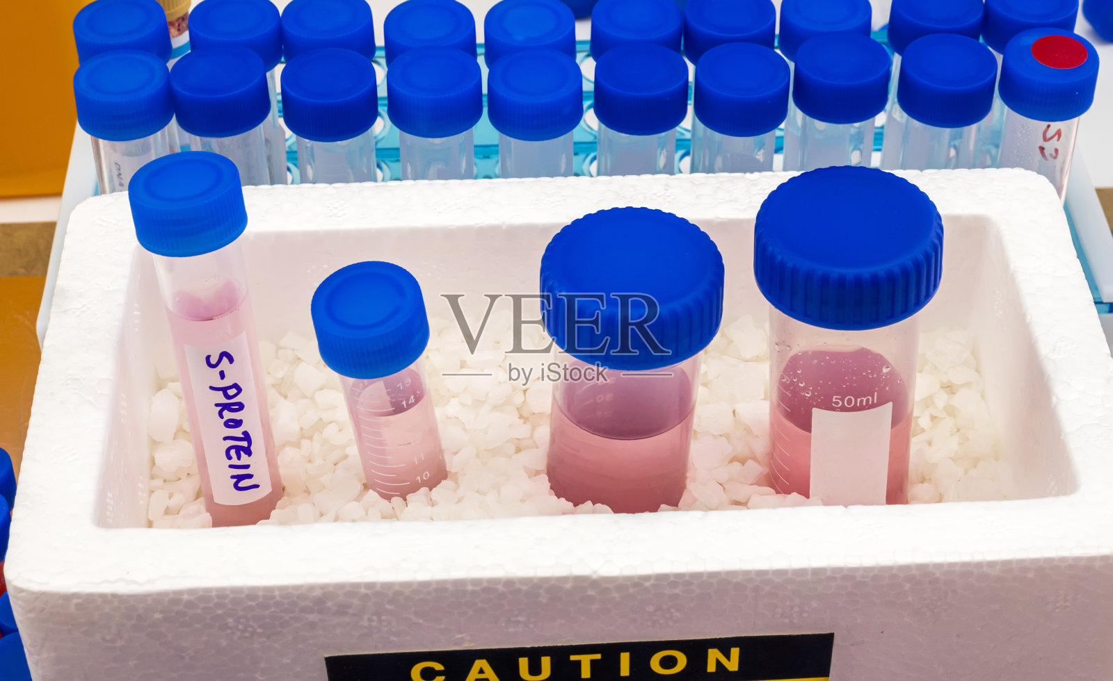 实验室冷备小瓶中的s蛋白样本，人类covid-19感染研究，概念图像照片摄影图片