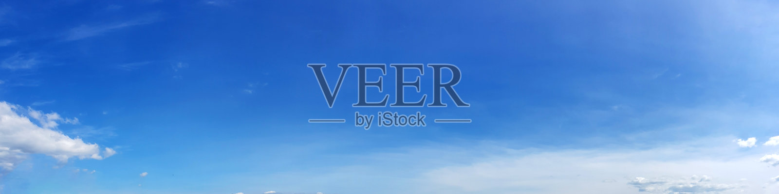 全景天空与云在一个晴朗的日子。照片摄影图片