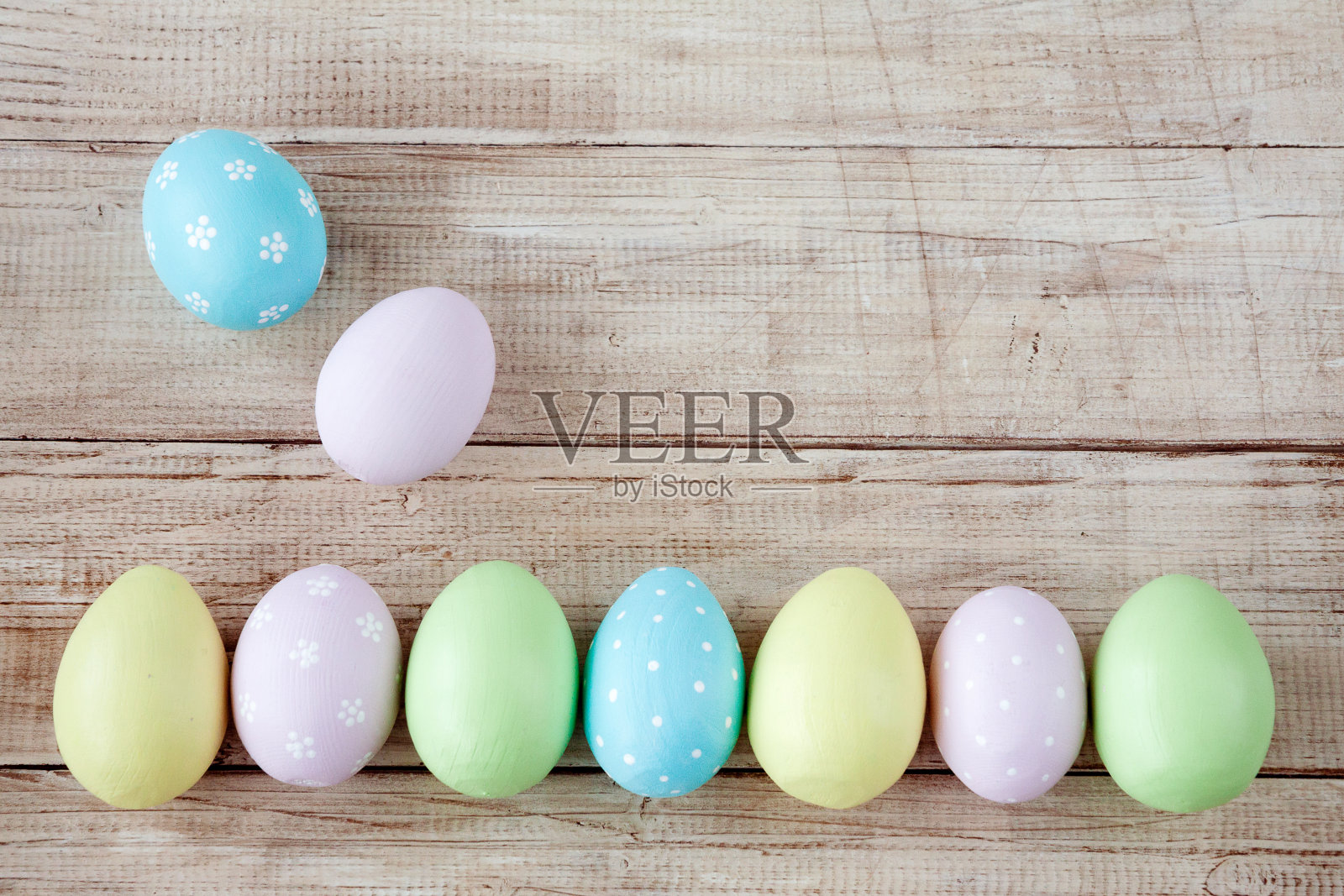 木桌上的篮子里放着五颜六色的复活节彩蛋。复活节快乐。顶部视图与复制空间。正统的节日。照片摄影图片