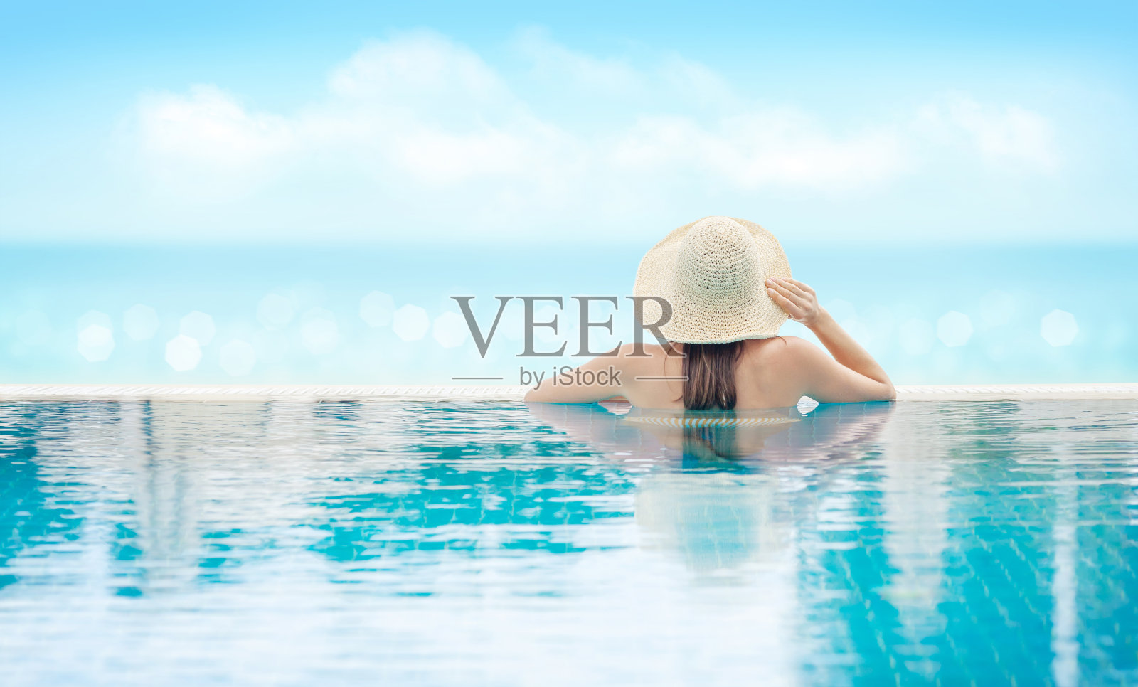 在游泳池里放松的女人照片摄影图片