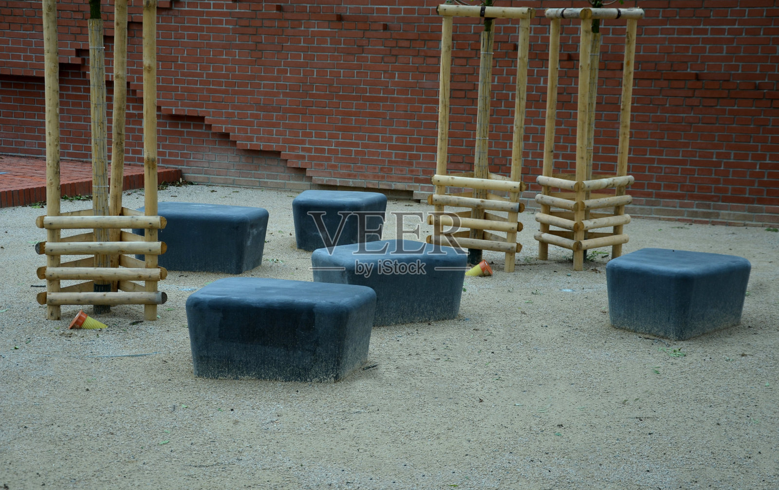 灰色整体混凝土公园长凳由混凝土制成的圆形石头形状的木制楼梯长凳与楼梯照明与金属栏杆楼梯上的黑色格子照片摄影图片