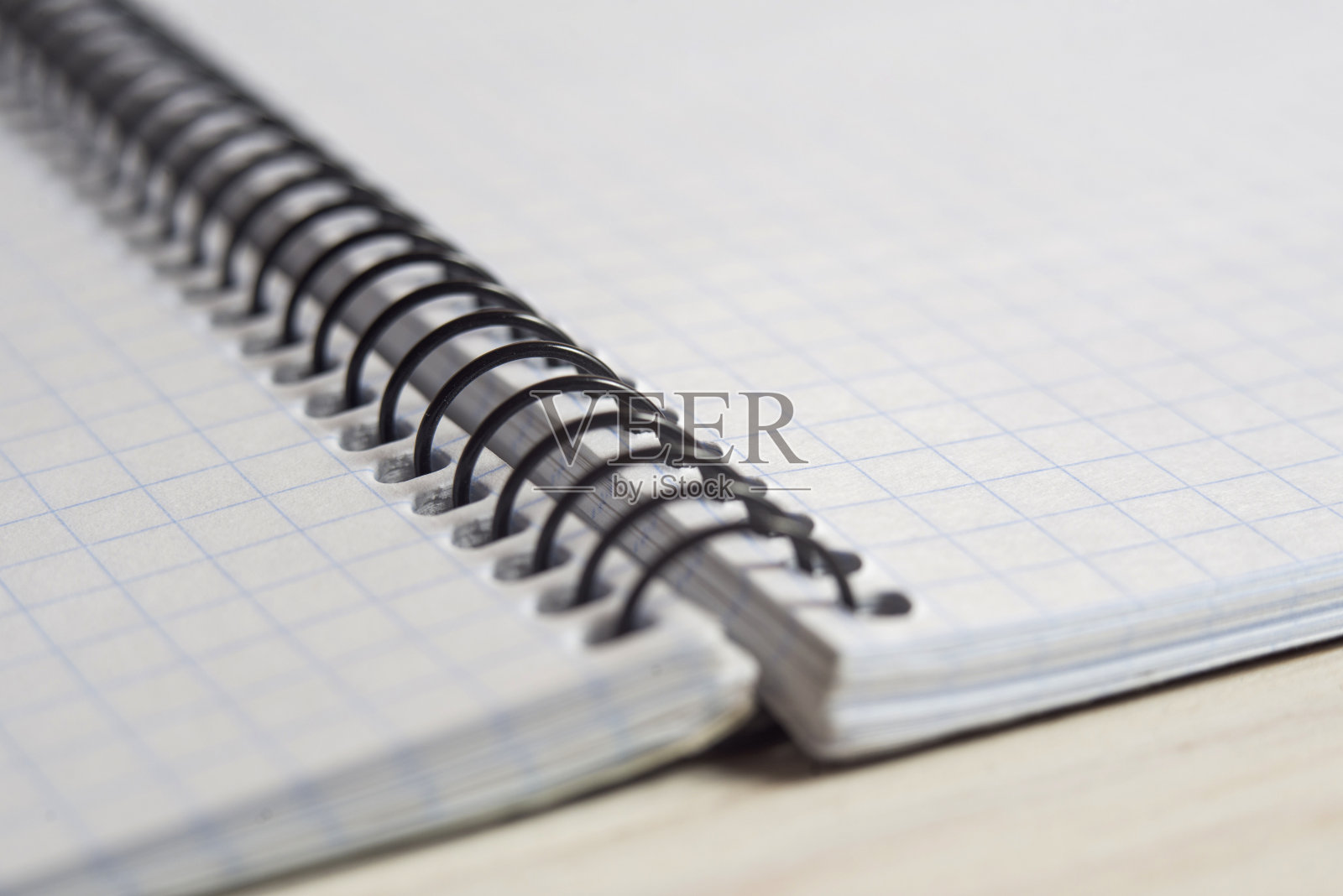 在木桌上打开空白笔记本照片摄影图片