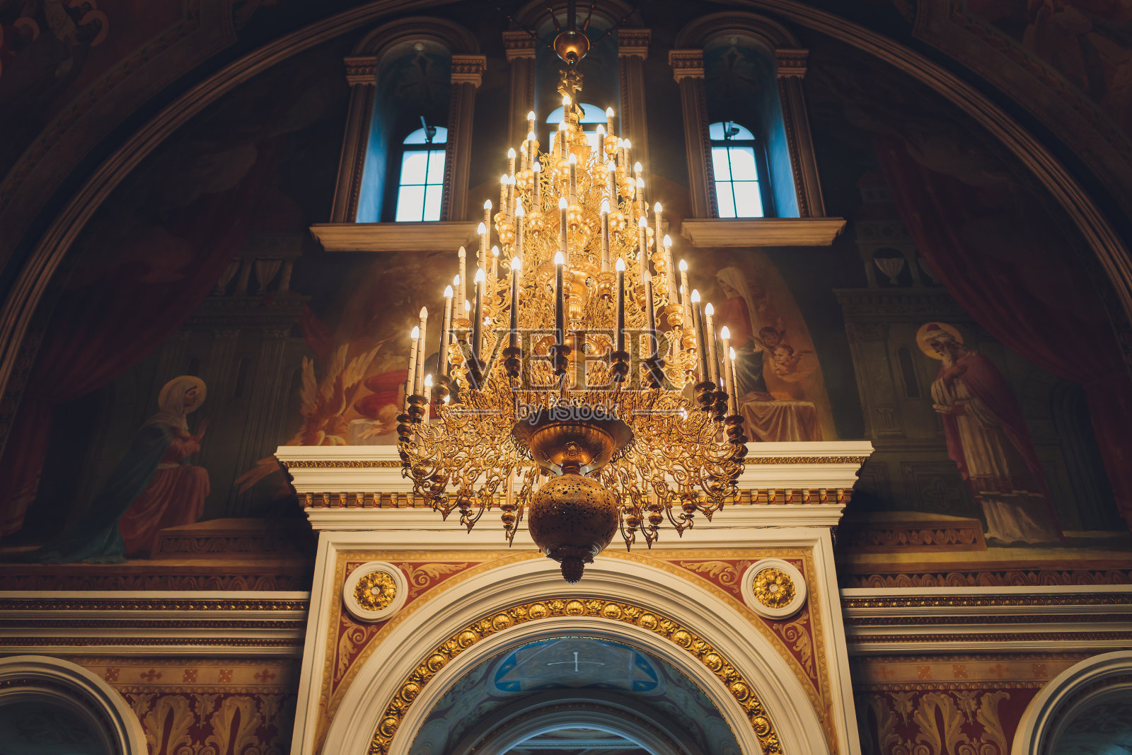 乌法，俄罗斯，2020年1月3日:东正教或基督教教堂，里面有美丽的蜡烛和室内。照片摄影图片