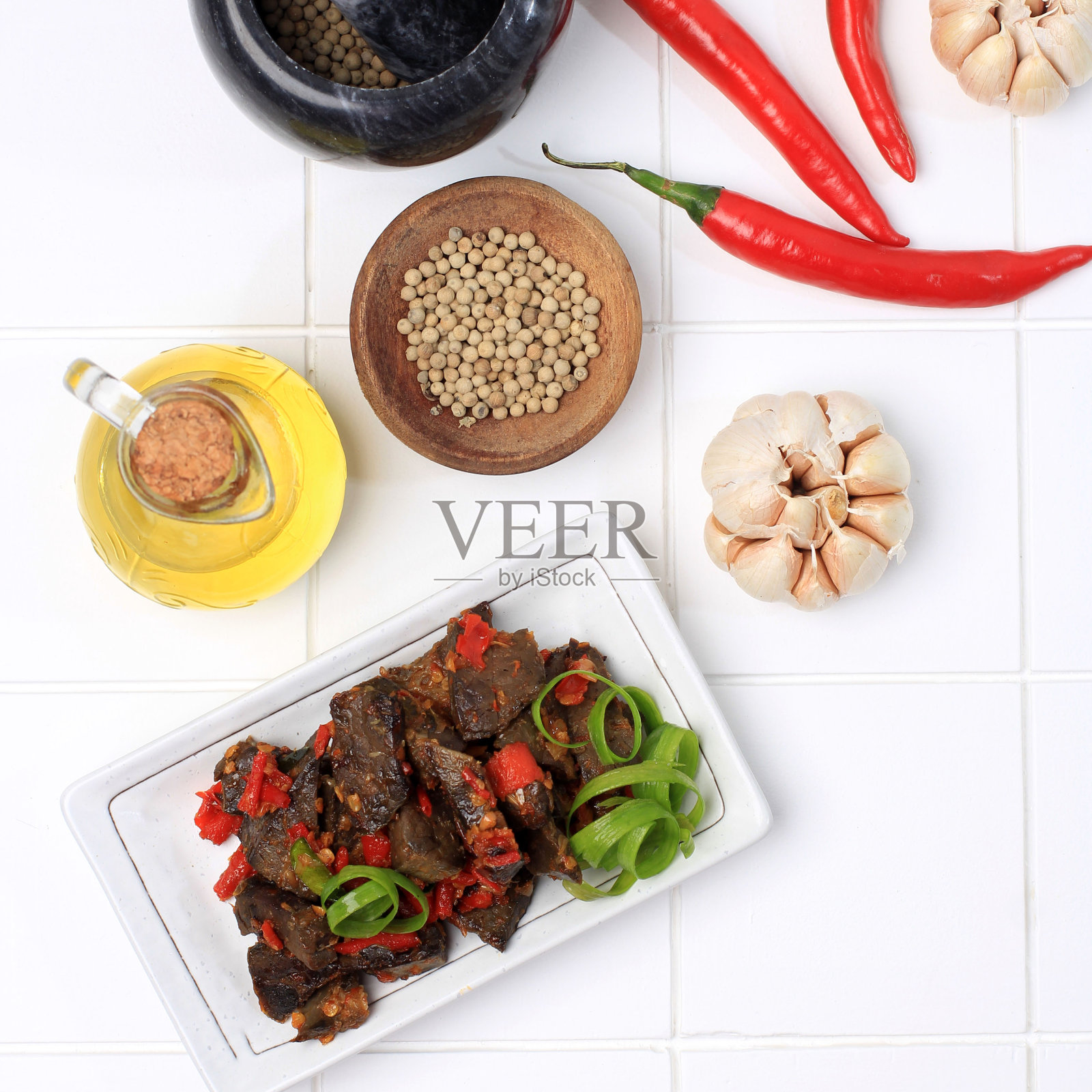 用牛肺做的印尼传统食物。加入大量辣椒、大蒜、青葱和青柠叶。味道香辣可口。照片摄影图片