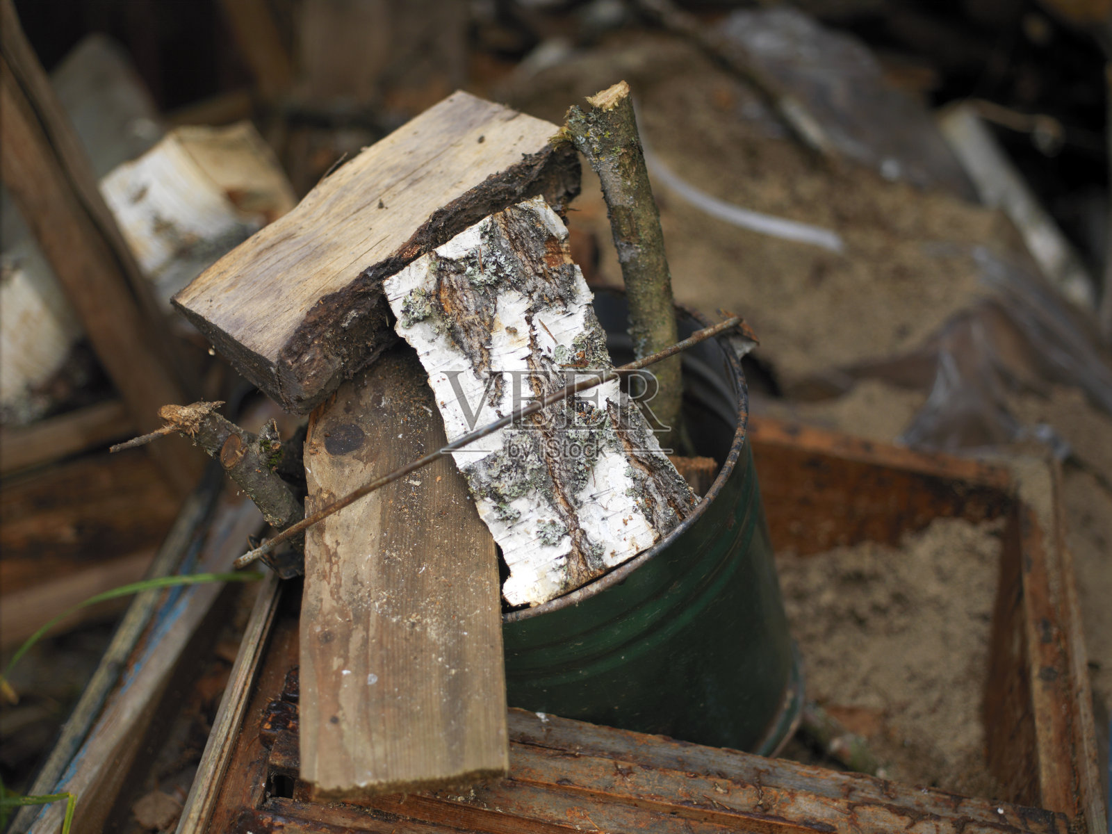 装满砍柴的篮子照片摄影图片