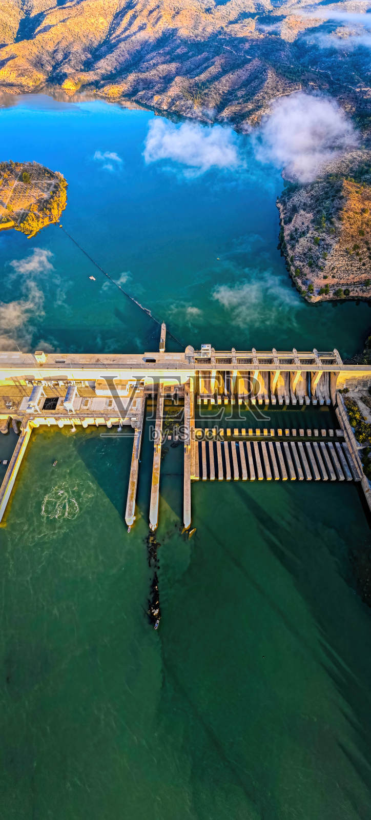 西班牙埃布罗河上一座大坝的鸟瞰图照片摄影图片