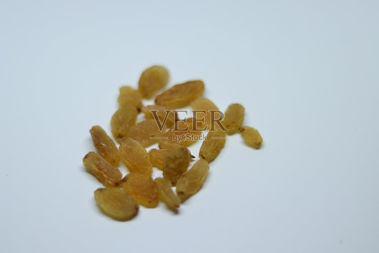 黄色葡萄干孤立在白色背景上照片摄影图片