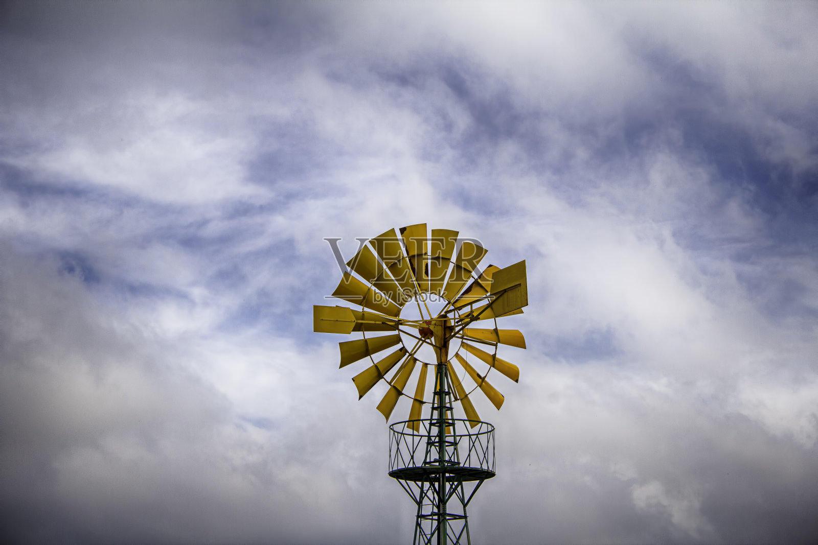 田野里的旧金属风车照片摄影图片