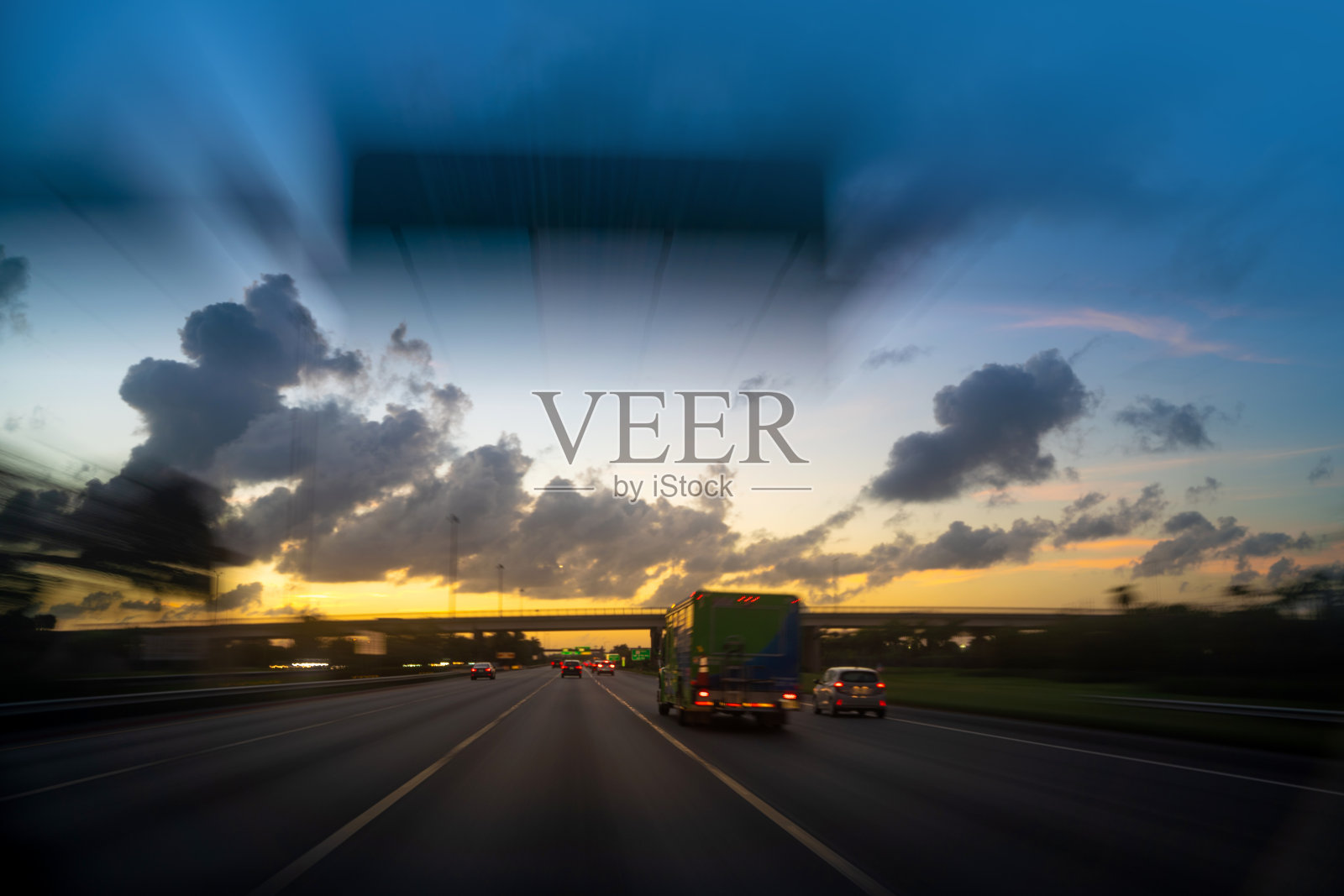 迈阿密高速公路上的车辆正在行驶照片摄影图片