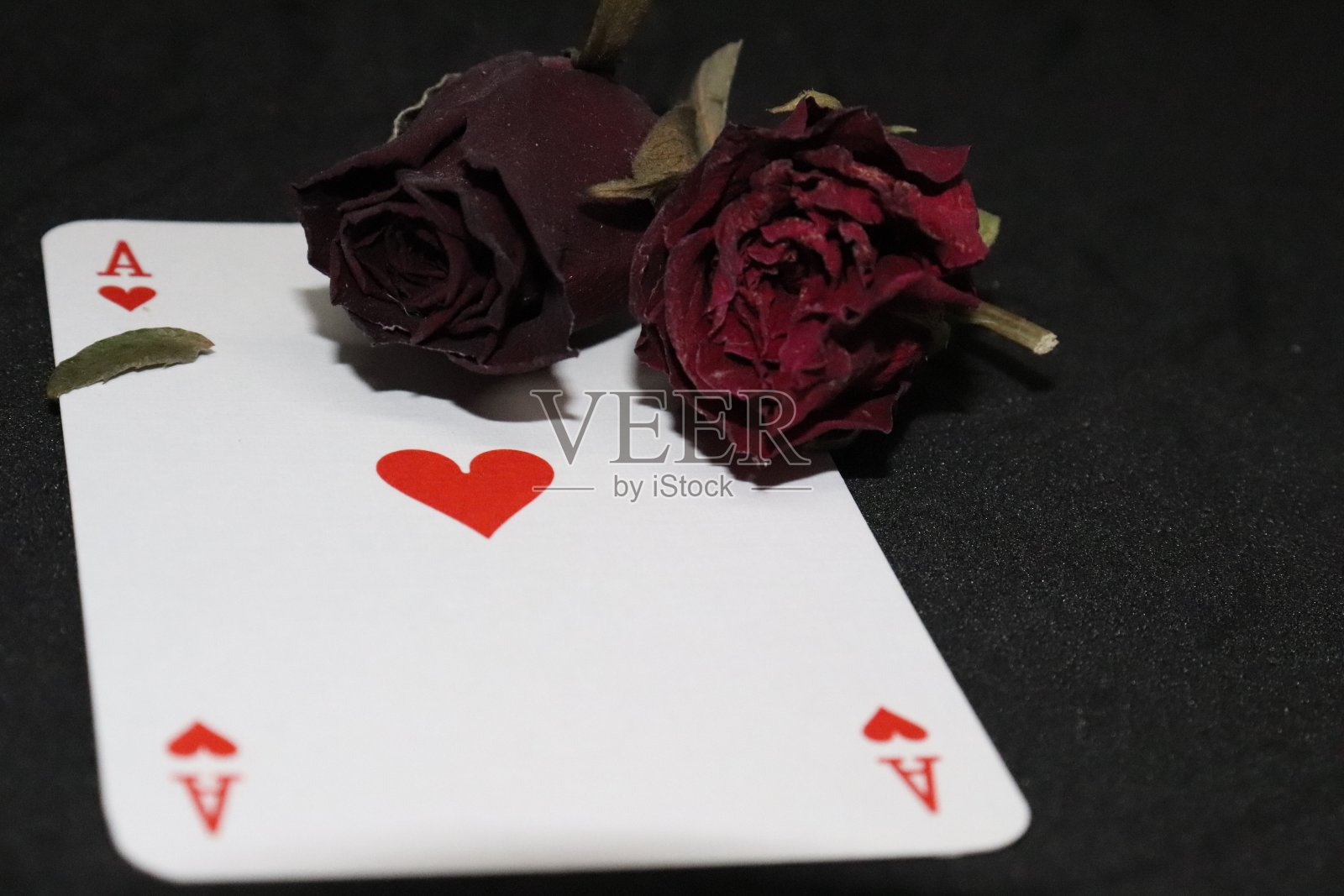 红心a，两朵干玫瑰。爱是赌博。照片摄影图片