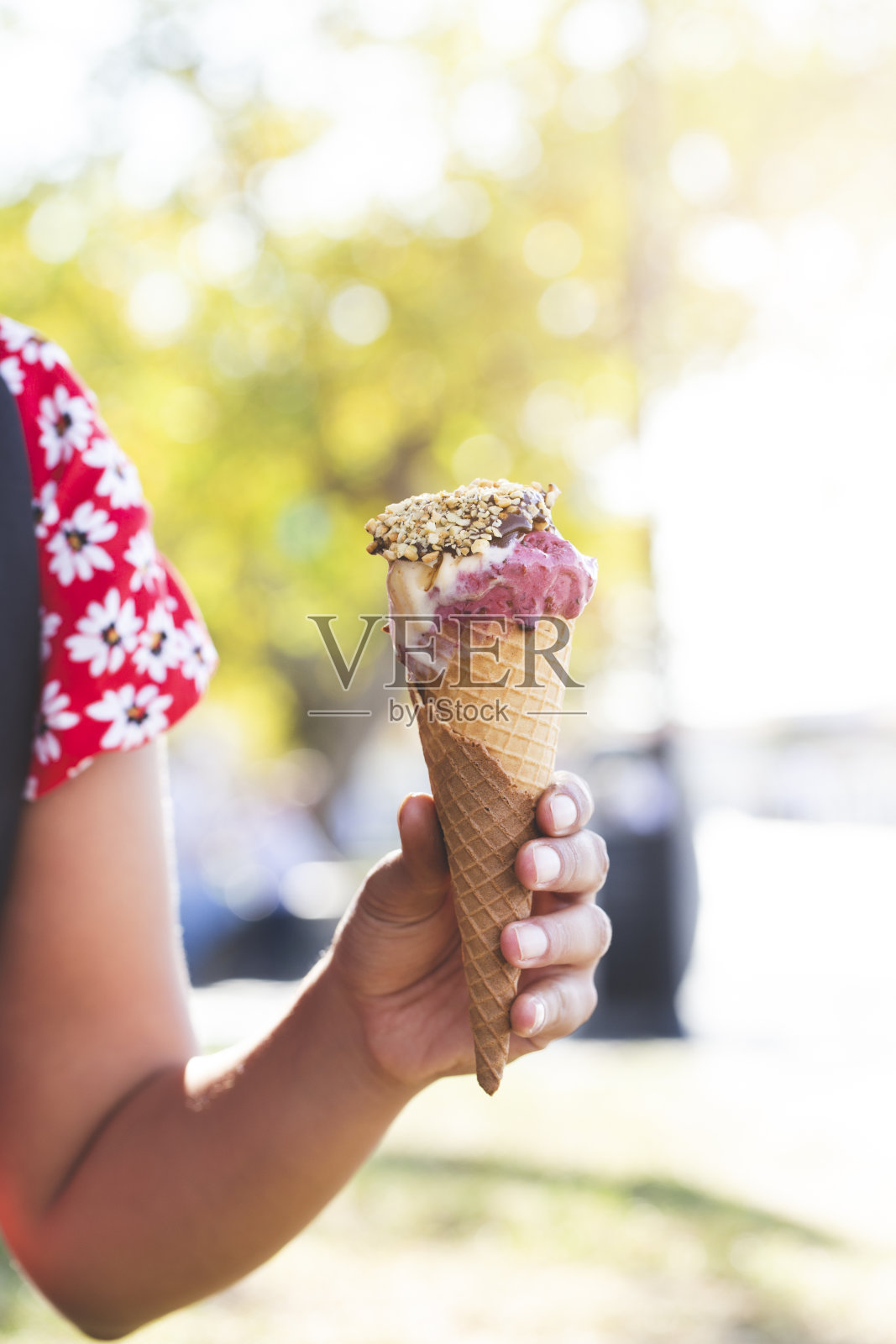 手里拿着冰淇淋照片摄影图片