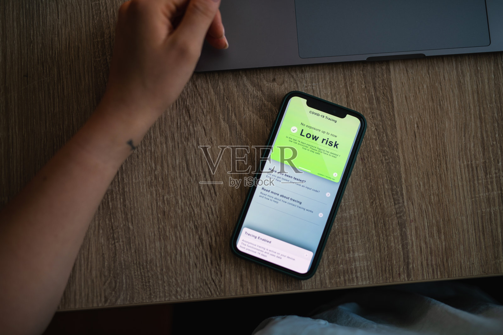 打开联系人追踪应用程序的智能手机照片摄影图片