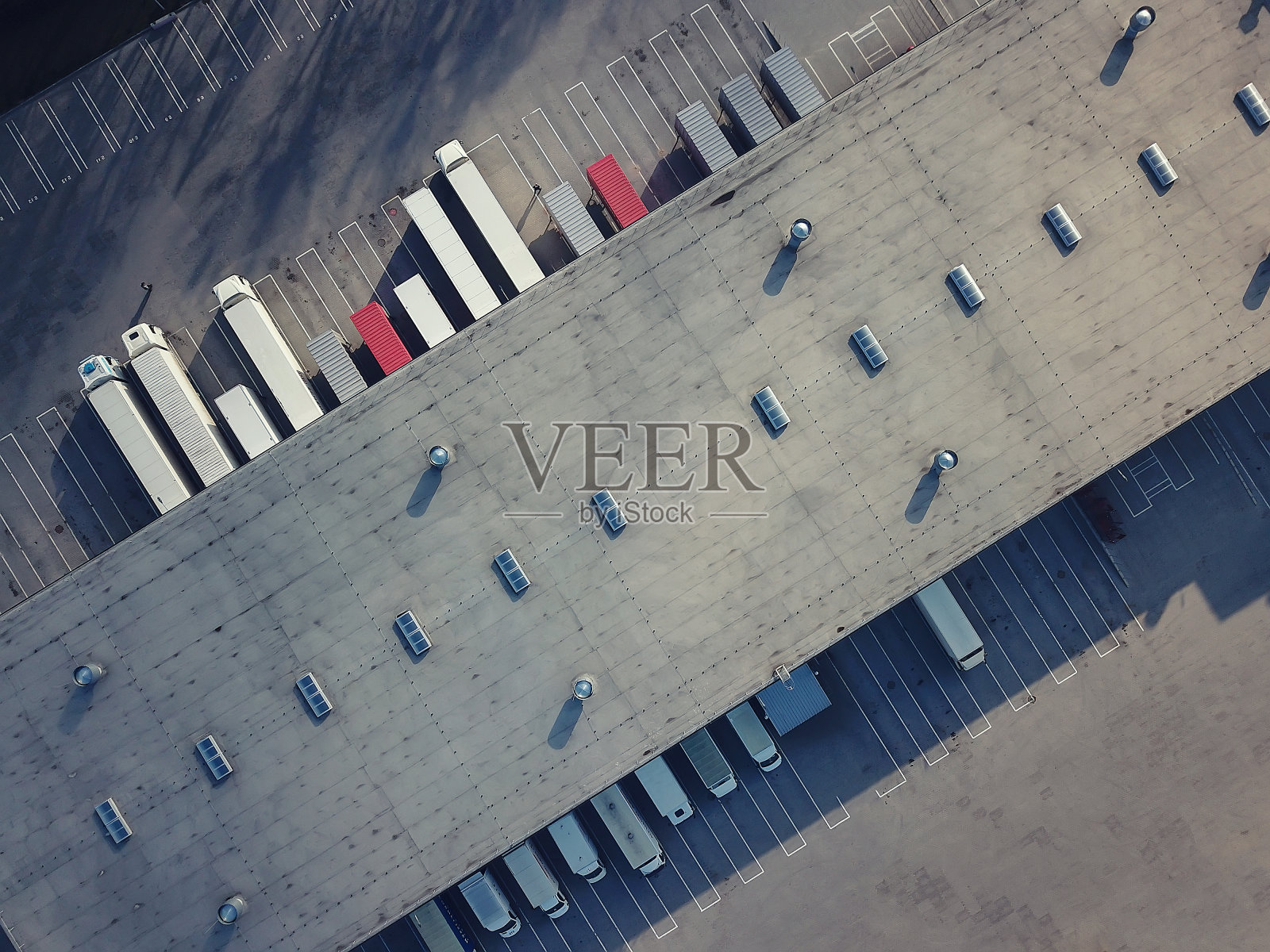 货物仓库鸟瞰图。物流中心位于工业城区上空。物流中心卡车装车鸟瞰图照片摄影图片