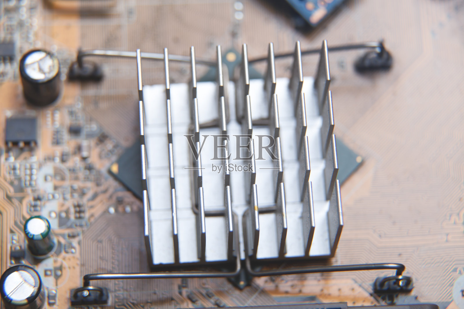 主板上的芯片组散热器。宏照片摄影图片