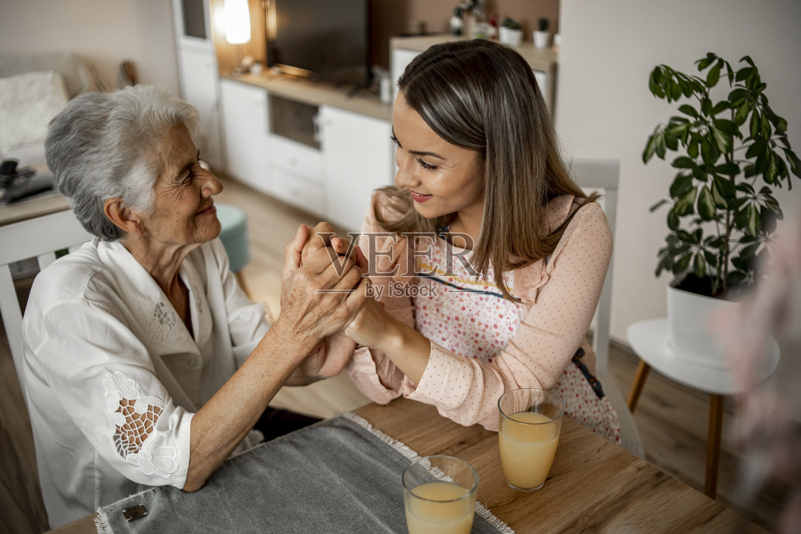 手牵手-我永远爱你…-奶奶和孙女在聊天照片摄影图片