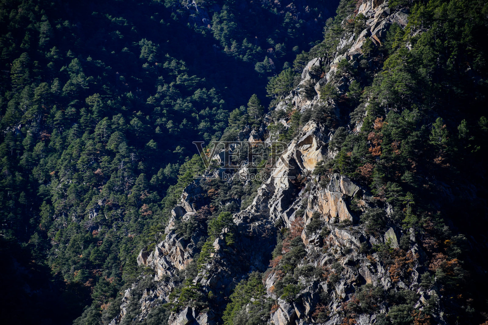 比利牛斯山脉的山景照片摄影图片