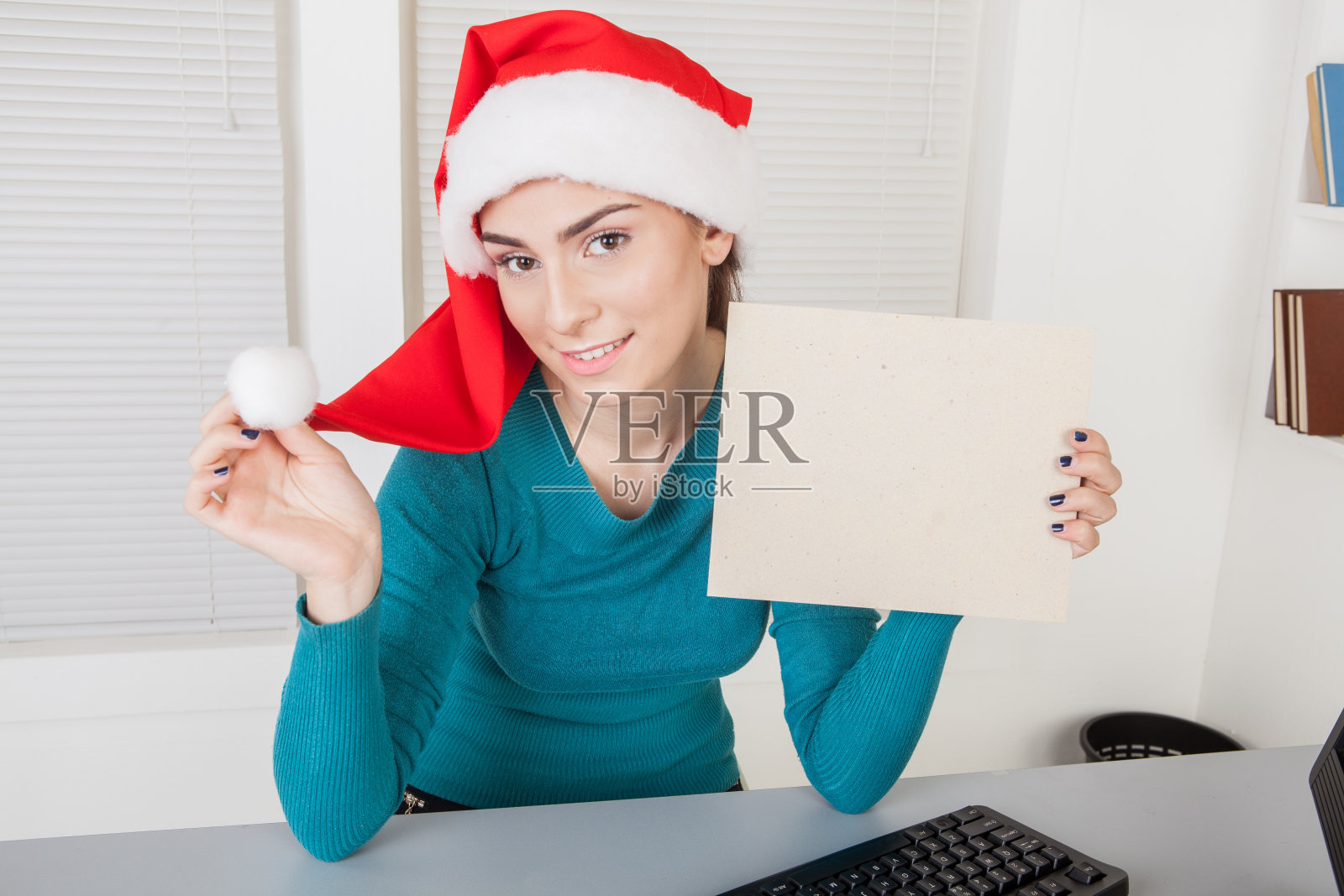 戴着圣诞帽的年轻女孩照片摄影图片