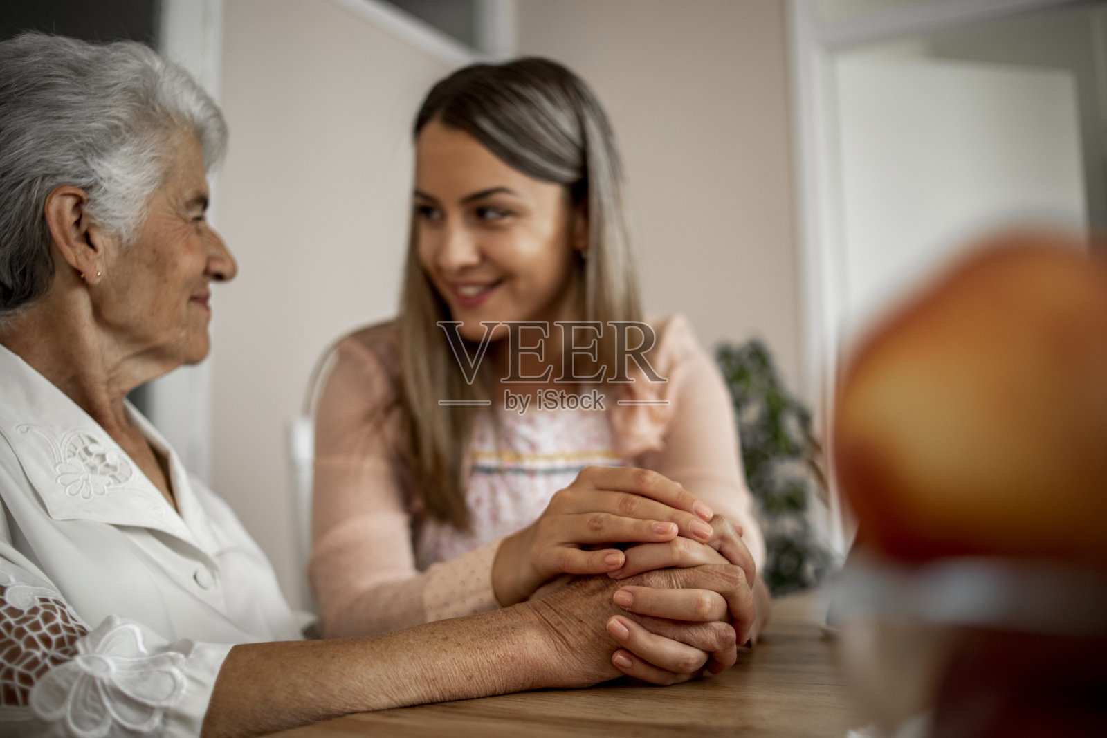 手牵手-我永远爱你…-奶奶和孙女在聊天照片摄影图片