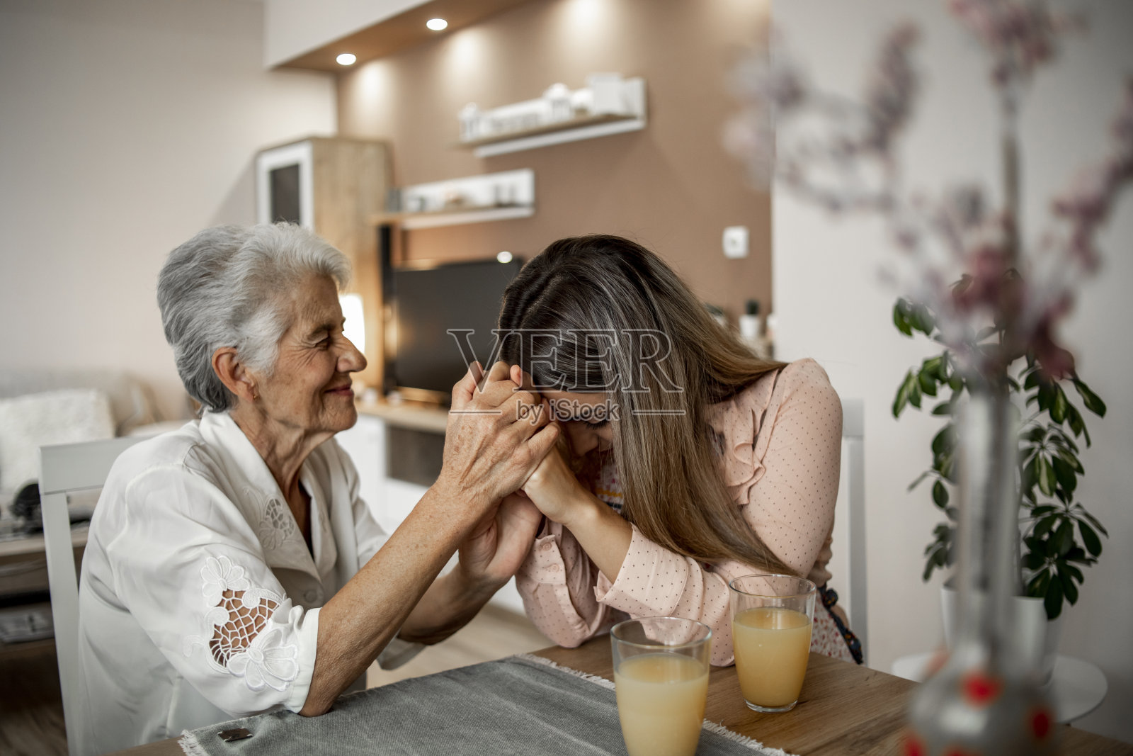 手牵手-我永远爱你…-奶奶和孙女在聊天照片摄影图片