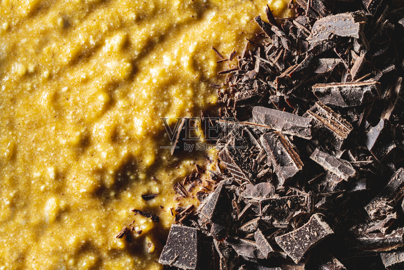 切碎的巧克力和南瓜芝士蛋糕在食品制备照片摄影图片