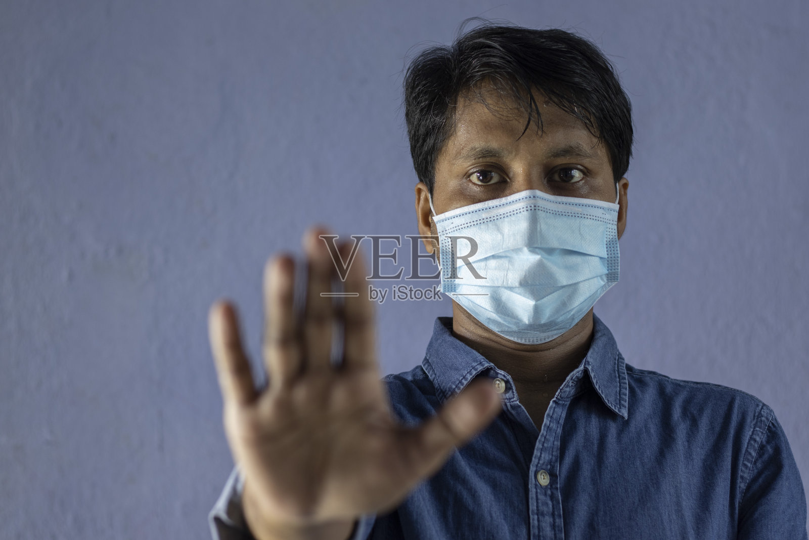 一名戴着医用口罩的印度男子照片摄影图片