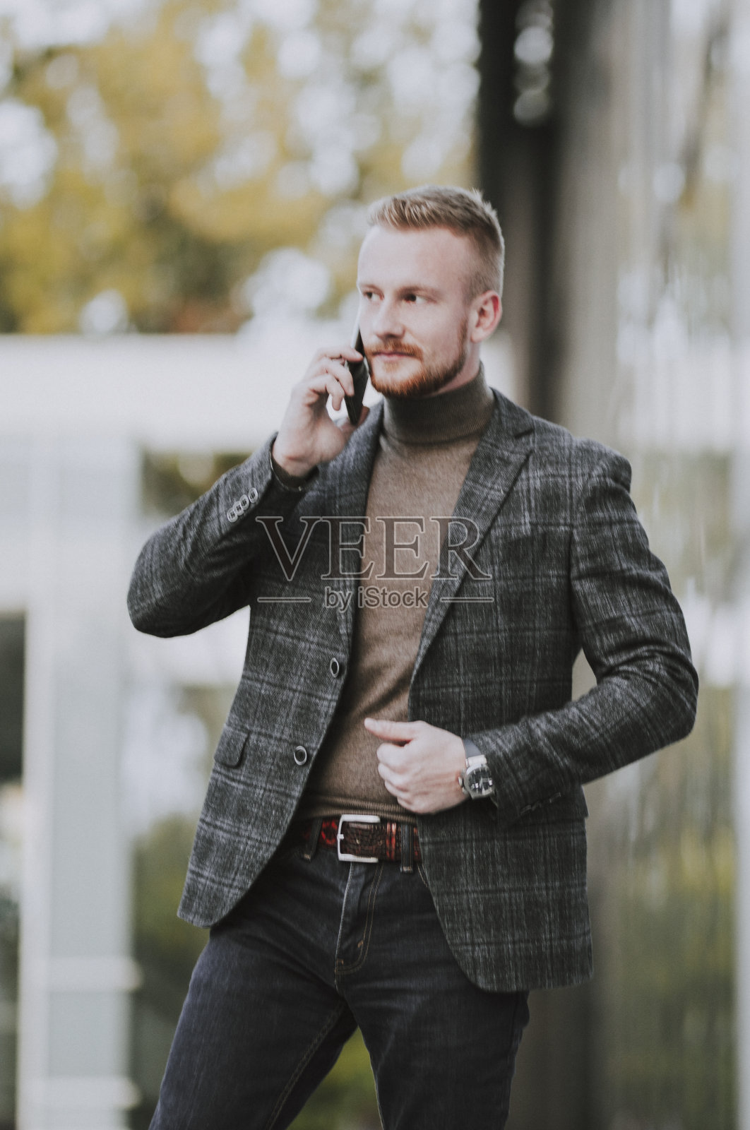 成功的商人使用手机照片摄影图片