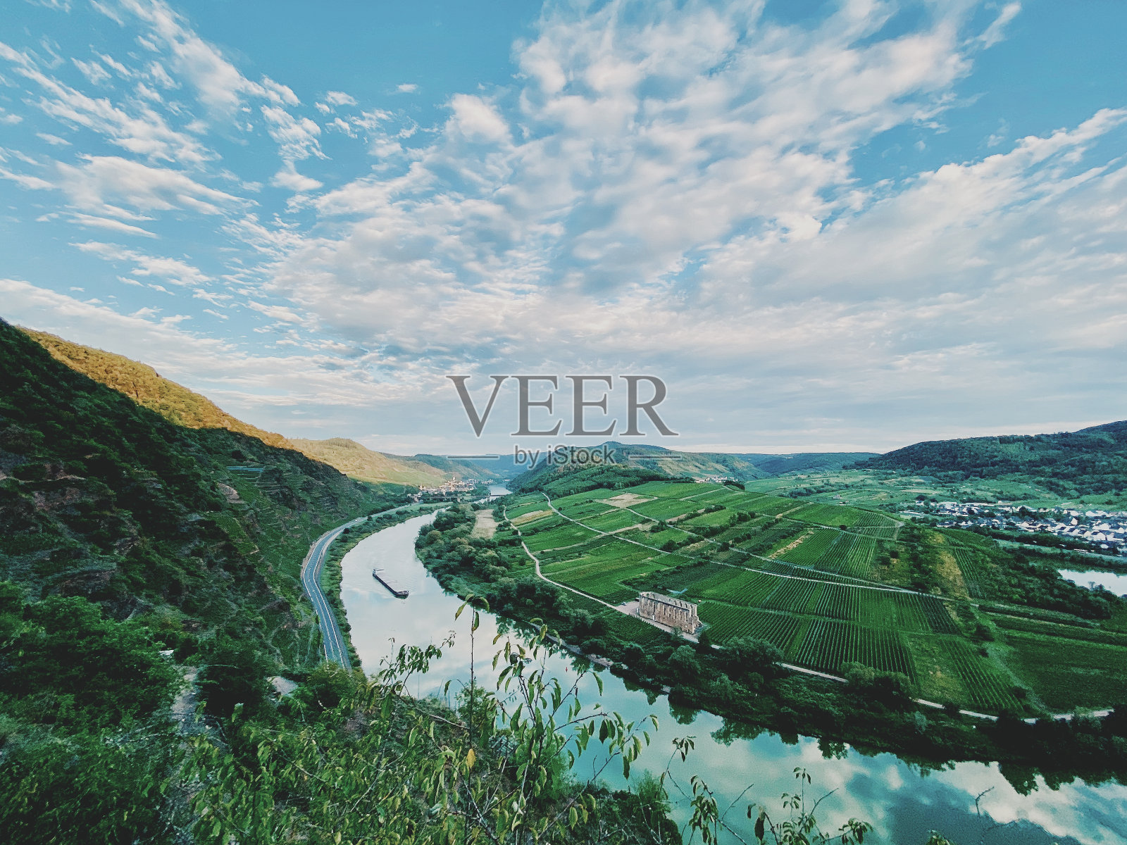 河，葡萄园和摩泽尔山谷的景色照片摄影图片