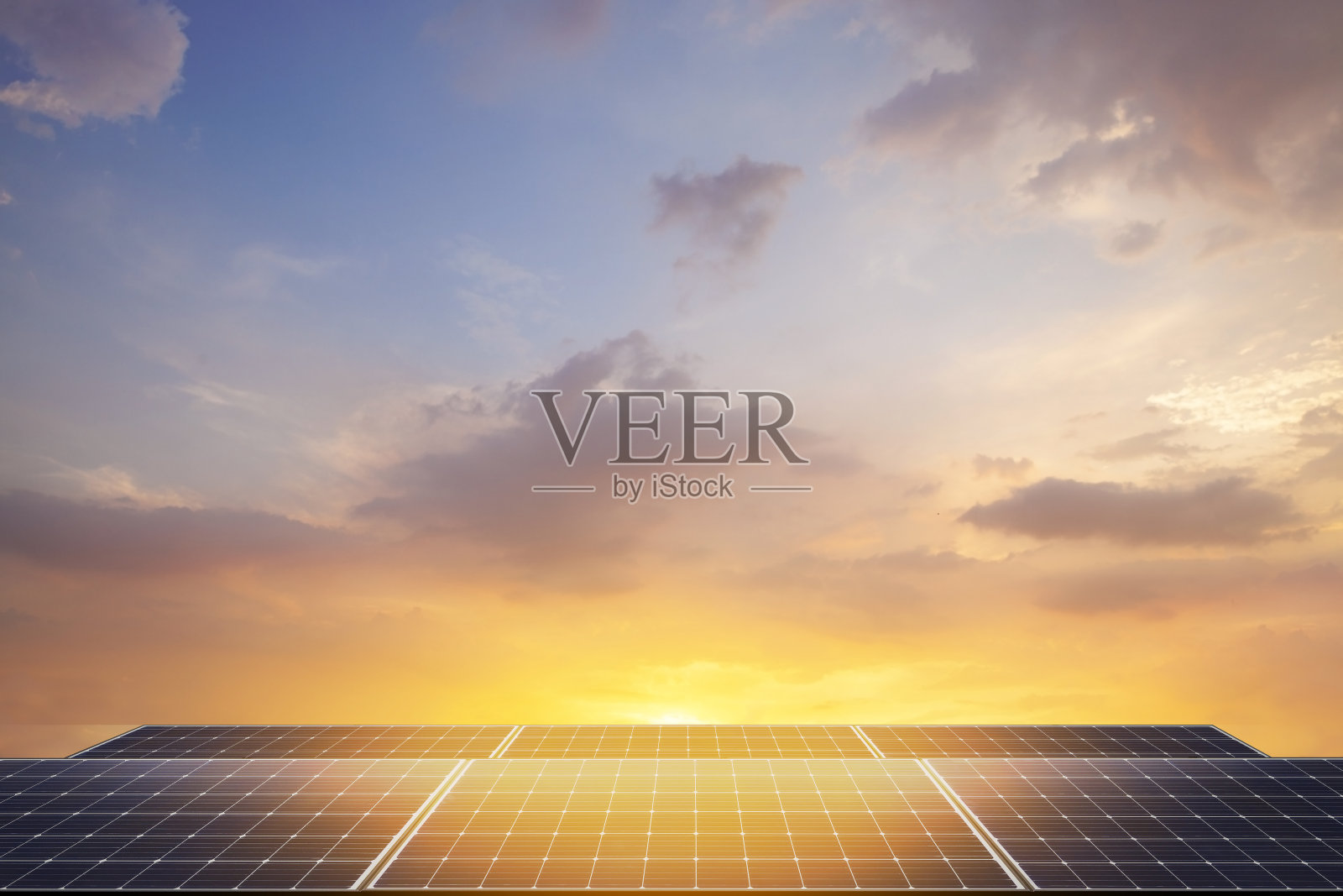 早上的太阳能电池板。照片摄影图片