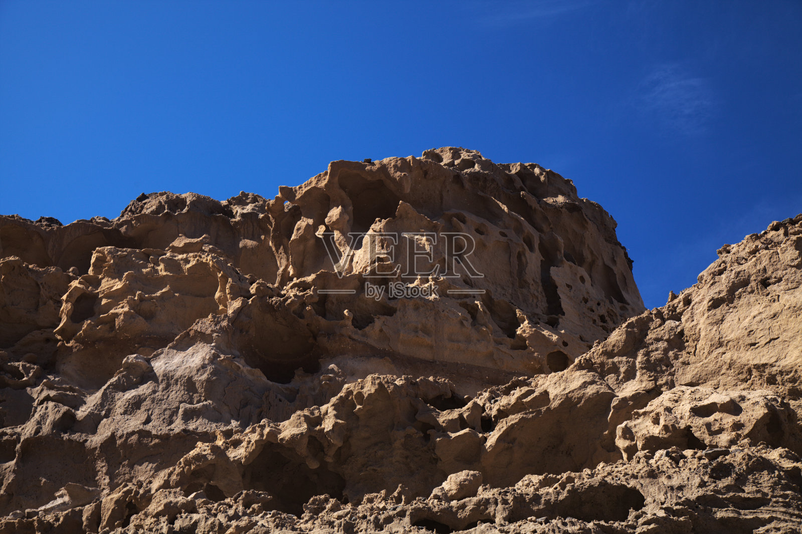 在大加那利岛西部的蓬塔·拉斯阿雷纳斯角的沟壑中有令人惊叹的沙石侵蚀图，也叫普拉亚·德·阿特纳拉照片摄影图片