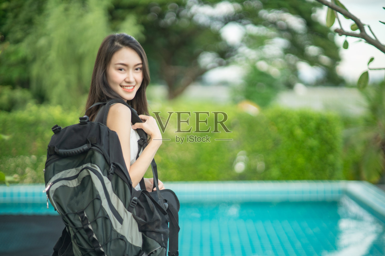 背包女感到愉快的度假旅行放松时间。照片摄影图片