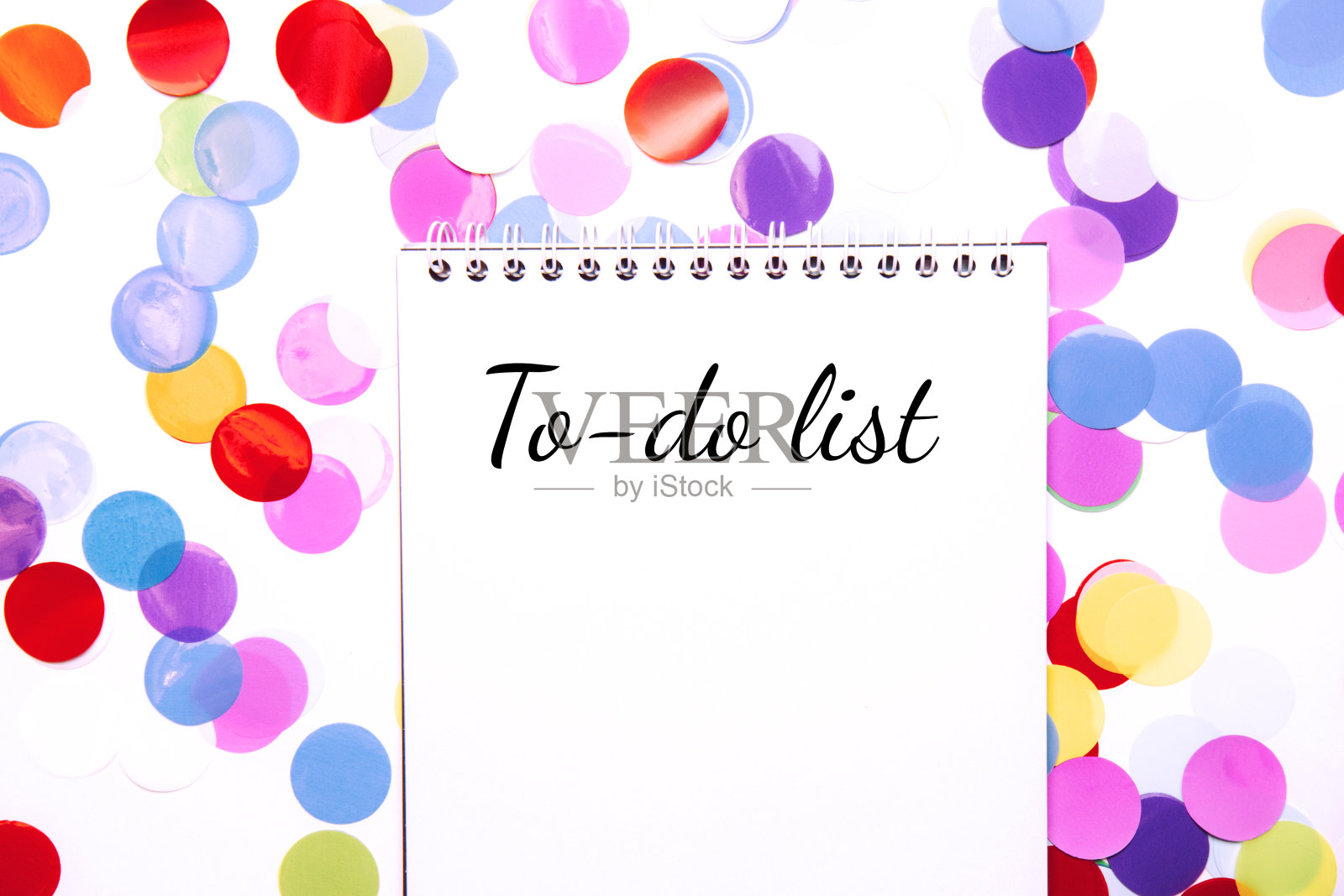 纸屑以圆圈的形式和白色的笔记本拆开孤立在白色的背景上照片摄影图片