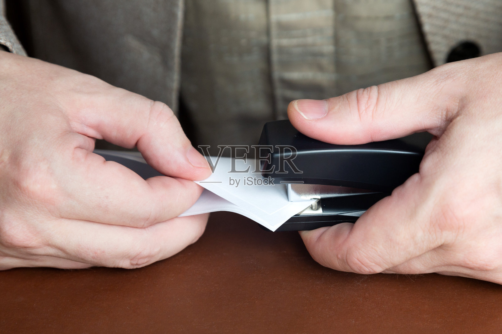 工人订纸照片摄影图片