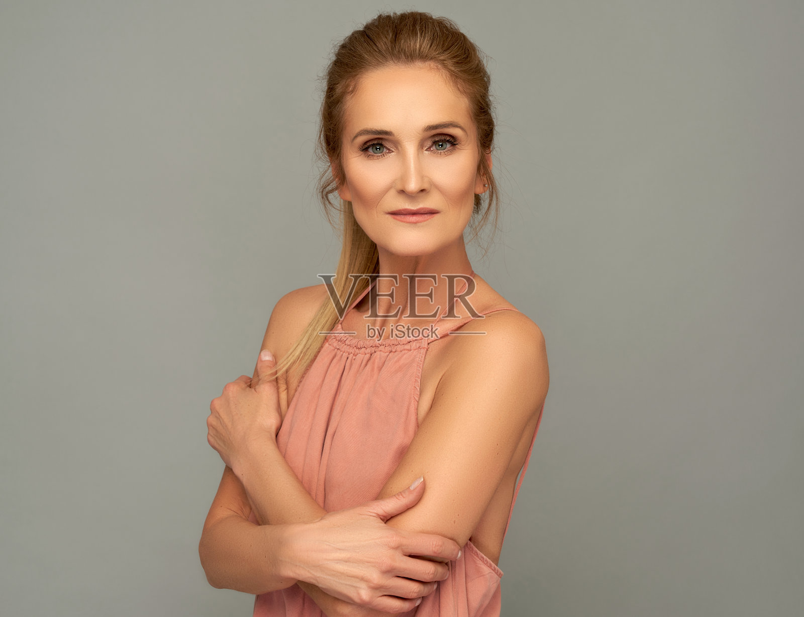 在工作室摆姿势的成熟女性模特照片摄影图片